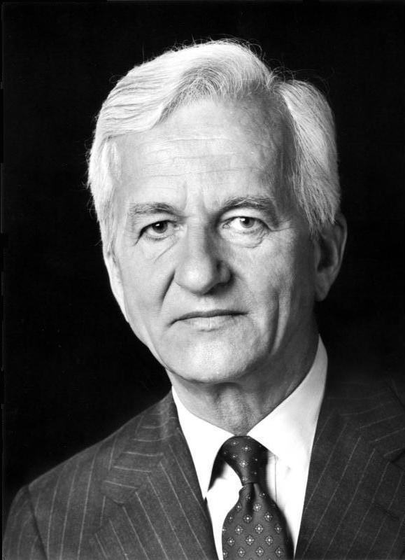 Schwarz-weißes Porträt des ehemaligen Bundespräsidenten Richard von Weizsäcker im Anzug und mit Krawatte.