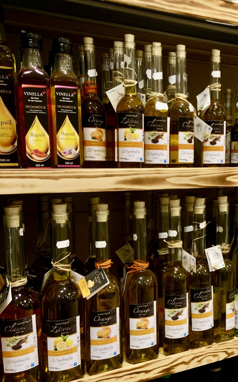 Regal im Einzelhandel mit verschiedenen Öl- und Feinkostprodukten der Öl- und Senfmühle Boppard.