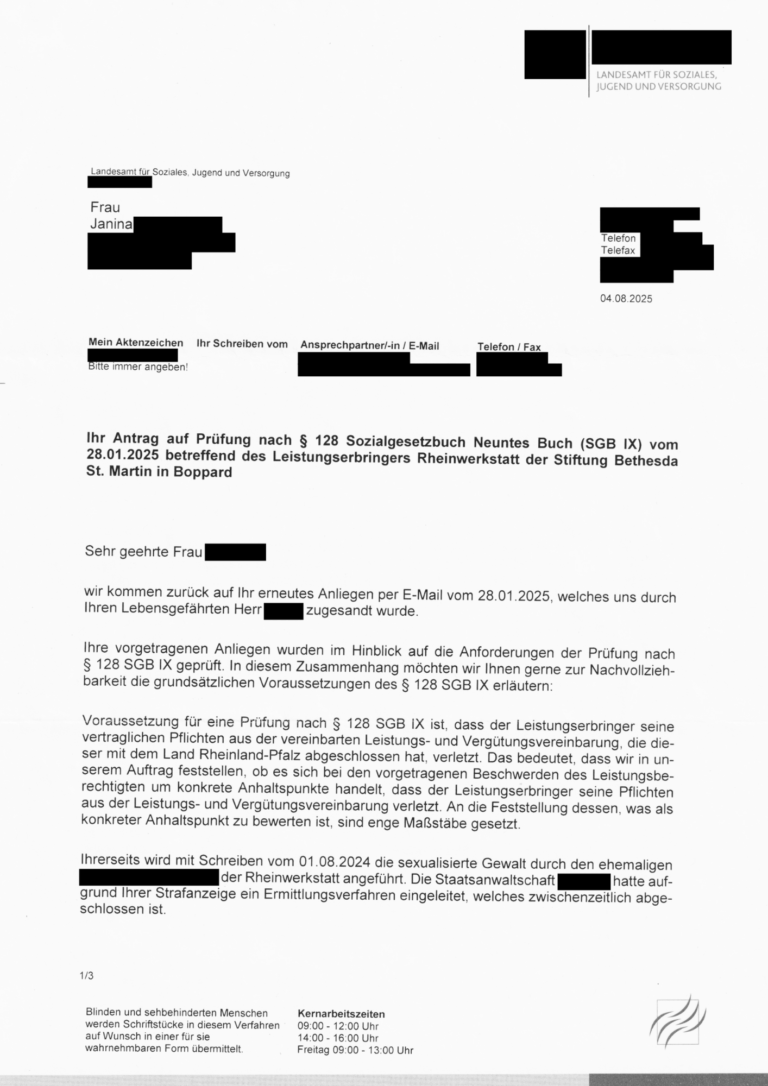 Geschwärzte erste Seite eines dreiseitigen Schreibens des Landesamtes für Soziales, Jugend und Versorgung vom 4. August 2025 zu Janinas Antrag auf Prüfung nach § 128 SGB IX betreffend die Rheinwerkstatt der Stiftung Bethesda-St. Martin in Boppard.